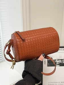 Geflochtene Boston-Tasche aus karamellfarbenem Leder mit verstellbarem Schultergurt