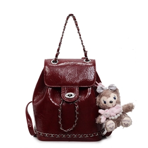 Dunkelroter Lackleder-Rucksack mit silbernen Ketten griffen und flauschigem Anhänger