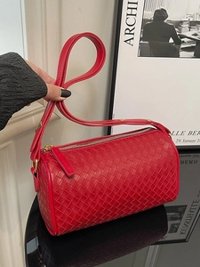 Rote gewebte Leder-Bostontasche im Zylinder-Design mit goldenen Beschlägen