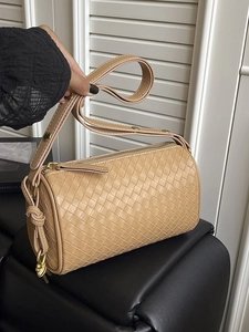Hellbraune gewebte Leder-Boston-Tasche mit beschlagenem Schultergurt auf Basis