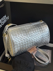 Silberne gewebte Zylindertasche Boston-Stil mit Metallic-Finish und Goldreißverschluss