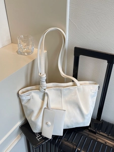 Bolso tote beige minimalista de cuero sintético plisado con mini estuche a juego