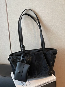 Bolso tote grande de terciopelo negro con asas anudadas y mini monedero colgante