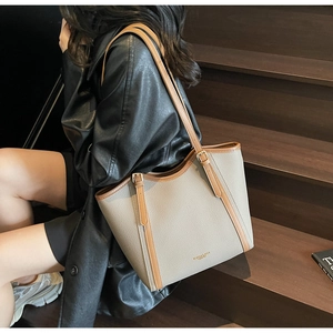 Détail du sac cabas bicolore en cuir grainé taupe avec anses marron ajustables