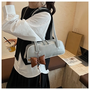 Sac à bandoulière baguette gris clair élégant avec nœud en cuir brun et double zip