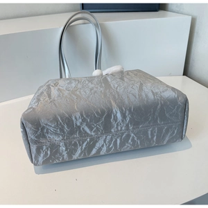 Dettaglio della borsa shopper argento con la sua superficie plissettata effetto carta