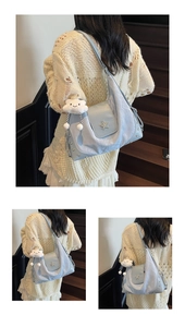 Hellblaue Hobo-Tasche mit Stern-Nieten und Wolken-Plüschanhänger im Freizeit-Look