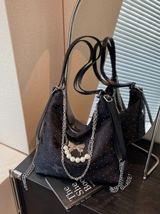 Women Y2K Butterfly Embossed Tote Bag Artificial Pearl Chain Metal Butterfly Charm Large Capacity Jacquard Shoulder Bag For Leisure