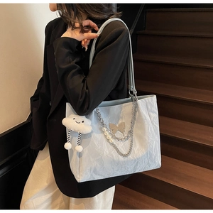 Borsa tote celeste con trama a pieghe, catene argentate e ciondoli con perle