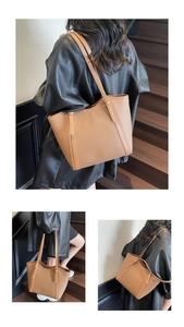 Détail du sac cabas en cuir marron grainé avec boucles dorées et longues lanières