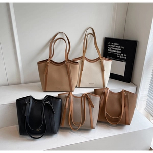 Détail de cinq sacs cabas en cuir de couleurs assorties sur des marches en marbre chic