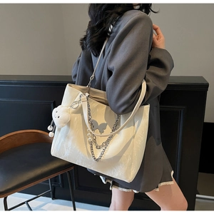 Borsa tote bianco crema testurizzata con stampa a farfalla e ciondolo a forma di coniglio