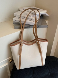 Sac fourre-tout crème minimaliste avec lanières marron et texture grainée pour le bureau