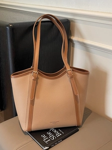 Sac fourre-tout bicolore minimaliste en cuir beige avec anses marron et grande taille