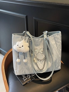 Borsa tote celeste con trama a onde, decoro a farfalla e catena di perle elegante