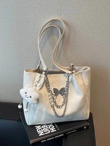 Borsa tote crema con motivo marmorizzato, decorazione a farfalla e ciondolo nuvola