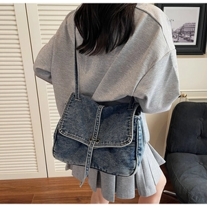 Vue arrière d'un grand sac cabas en jean sur un mannequin dans un décor intérieur