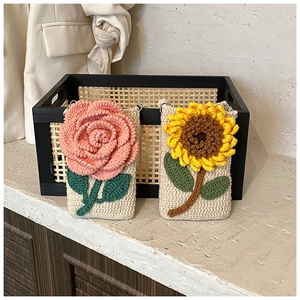 Vue détaillée de sacs à bandoulière au crochet avec motifs floraux 3D rose et tournesol