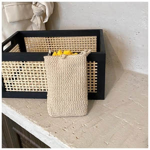 Détail du sac bandoulière tricoté main à motif tournesol avec bouton en bois rustique