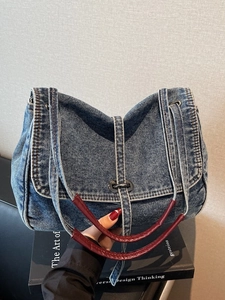 Sac fourre-tout en jean tendance avec poignées rouges et bandoulière pour le quotidien