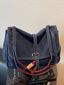 Sac fourre-tout tendance en denim bleu foncé avec bandoulière chaîne et fermoir en métal
