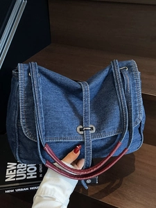 Sac fourre-tout en denim bleu avec poignée en cuir rétro et boucle argentée