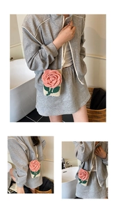 Gros plan du sac à bandoulière en crochet fait main avec détail de fleur rose en 3D