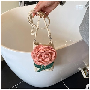 Détail du sac à bandoulière au crochet fait main avec rose 3D et texture tissée