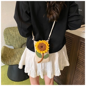 Détail du sac à bandoulière tournesol fait main au crochet avec texture en coton