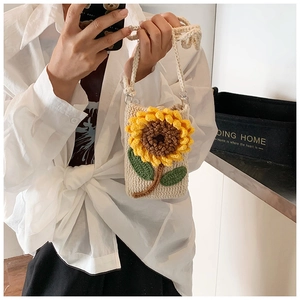 Détail d'un mini sac en crochet fait main avec tournesol et fil de coton crème