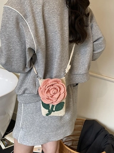 Sac bandoulière en tricot fait main avec rose 3D et texture crochetée crème