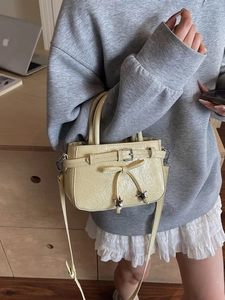 Mini sac à main plissé jaune pâle rétro avec nœud et étoiles argentées porté en bandoulière