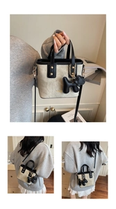 Détails du sac seau en toile avec finitions cuir, rivets dorés et charm chiot mignon