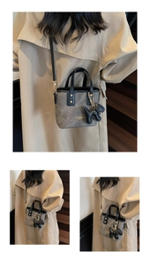 Détails du sac fourre-tout gris marbré avec pendentif chien noir et lettrage doré