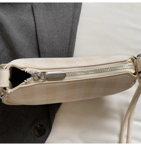Beige ruitjes schoudertas detail, stijlvolle elegante dames okseltas met ritssluiting.