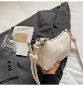 Chique beige geruite schoudertas met geknoopt handvat, modieuze minimalistische tas.