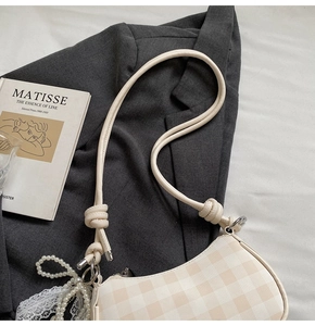 Beige geruite baguette schoudertas voor dames, stijlvolle minimalistische handtas.