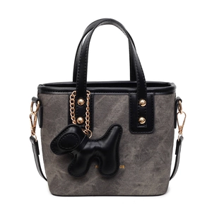 Sac seau en toile grise avec anses en cuir noir et charmant pendentif chien pour femme