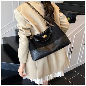Vue détaillée du sac seau noir contrasté avec cuir matelassé et bandoulière chaîne