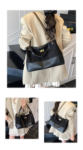 Détail du sac cabas matelassé en daim noir avec chaîne dorée et fermoir pivotant