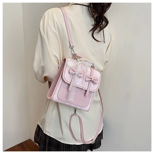 Vue détaillée du sac à dos rose avec nœuds, dentelle et perles en style JK japonais