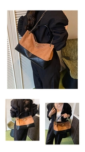 Détail du sac cabas en daim matelassé avec fermoir doré et bandoulière en chaîne