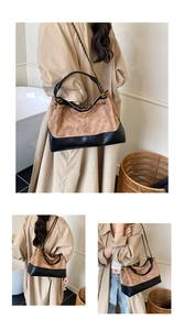 Détails du sac cabas en daim matelassé avec couleurs contrastées et chaîne dorée