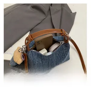 Detailansicht der Denim-Tasche innen mit Handy und Zubehör für den Alltag