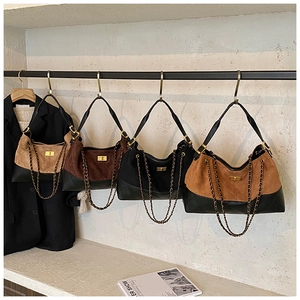 Détails de sacs cabas vintage bicolores avec bandoulières en chaîne et fermoirs dorés