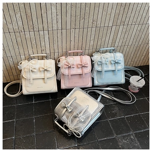 Dettaglio di una borsa squadrata in stile Lolita con perle e fiocchi decorativi
