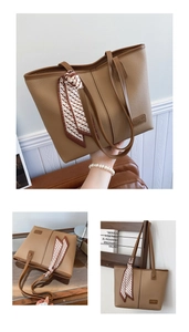 Sac fourre-tout en cuir marron avec foulard en soie décoratif et logo en relief