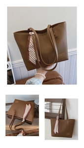 Détail du sac cabas en cuir marron foncé avec foulard en soie et logo minimaliste