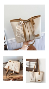 Détail du sac fourre-tout bicolore avec texture grainée et décoration en foulard de soie