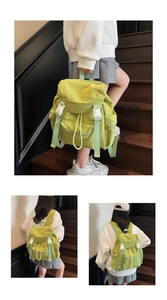 Gros plan d'un sac à dos en toile vert clair avec fermeture à boucle et poches latérales